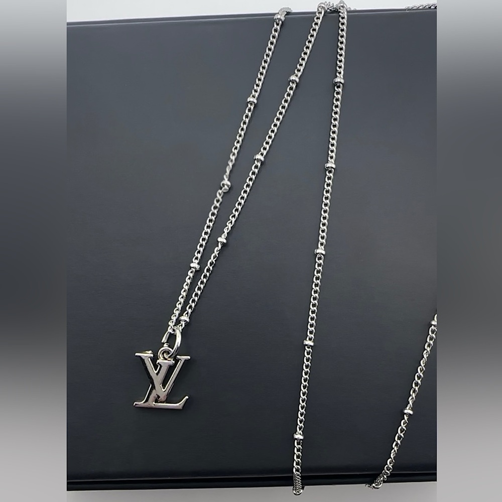 DAINTY LOUIS VUITTON AUTHENTIC LV SILVER TONE ZIPPER PULL PENDANT AND CHAIN